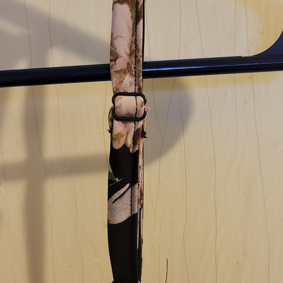 Torrid Floral Black Sleeveless Top NWOT Size 4 - Picture 4 of 4